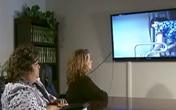 Annelerinin odasına kamera koydular gördükleri karşısında şoke oldular