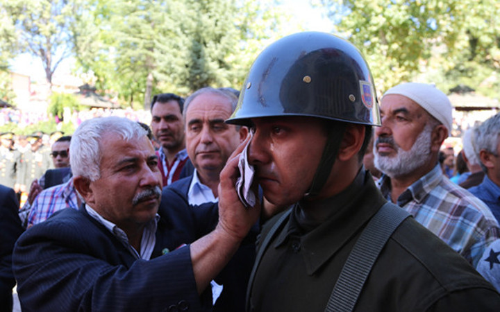 Şehit babası gözyaşlarına boğdu! Cebinden mendili çıkarıp