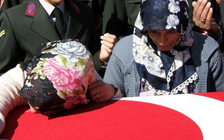 Şehit cenazesinde kız kardeşin feryadı yürek burktu!