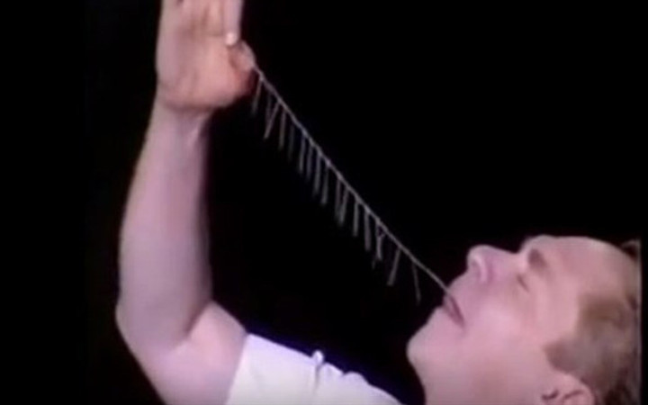 Sihirbaz hileyi ifşa etti! Boğazından iğneleri nasıl çıkarıyor?