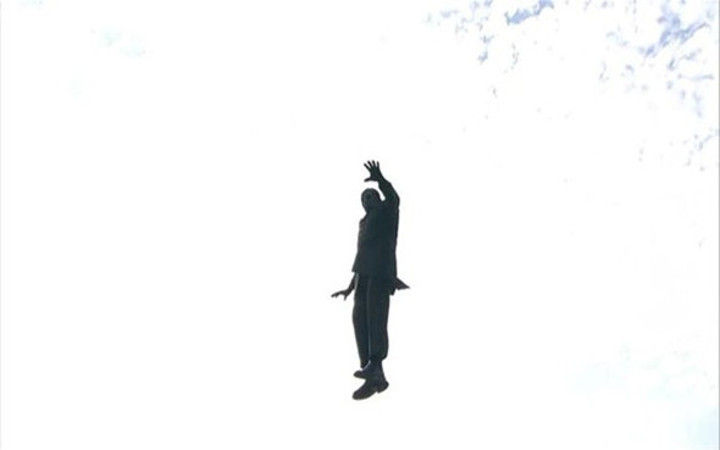 Maskeli sihirbaz hileyi ifşa etti havada nasıl uçuyor?