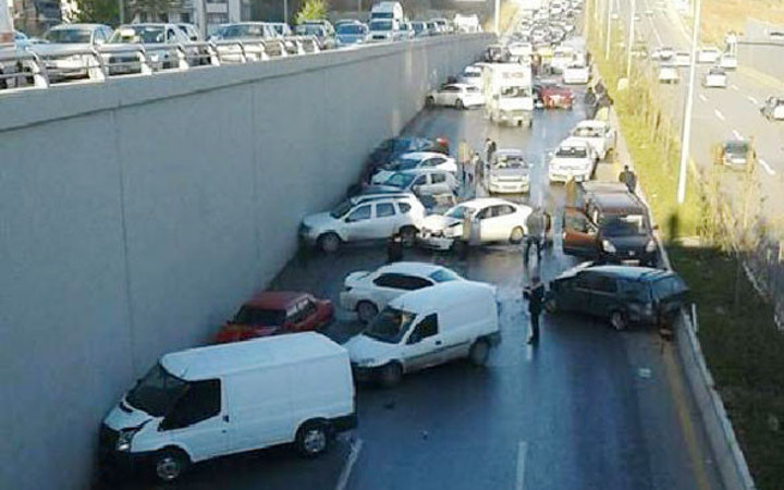 Ankara'da altgeçit dondu! 23 araç birbirine girdi!
