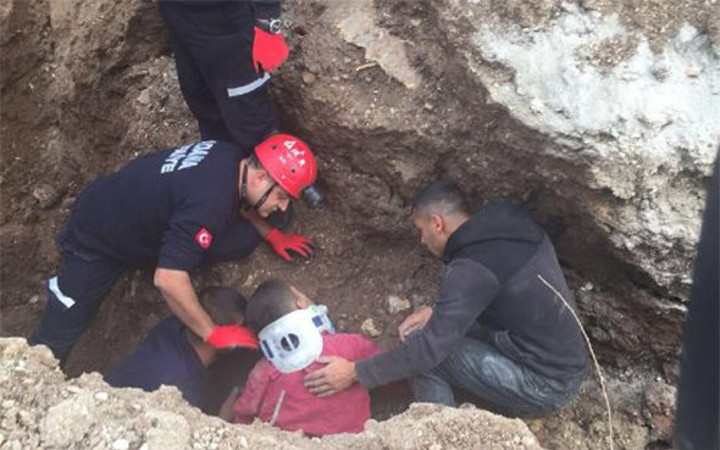 Toprak altında kalan işçi ölümden döndü!