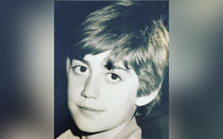 Fotoğraftaki bu genç adamı tanıdınız mı her gün ekranlarda görüyorsunuz