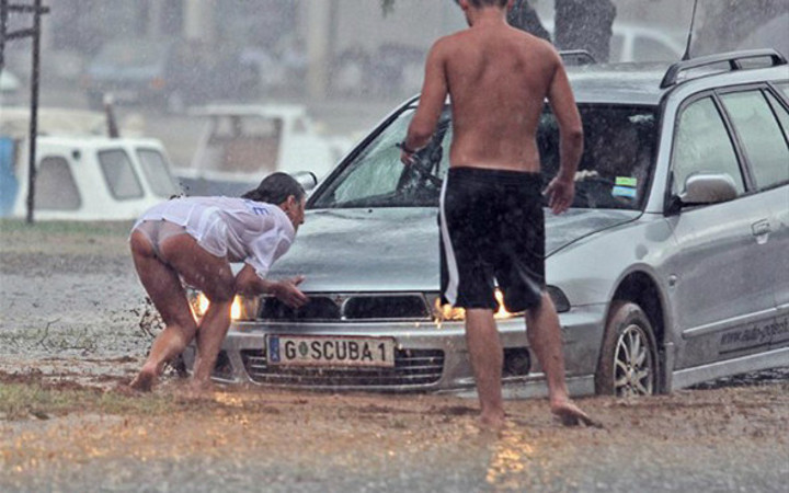 Kadın herkese rezil oldu o ise sadece izledi