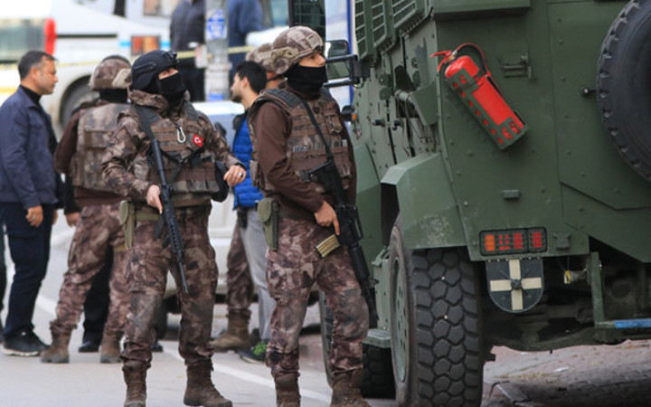 Adana'da rehine operasyonu! 1 polis yaralı