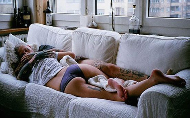 Kızını kanepede bir erkekle uyurken buldu bakın baba ne yaptı