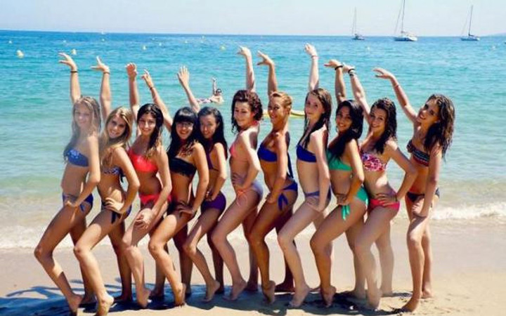 Fotoğraf çektiriyorlardı bir anda arkada belirdi yok artık 