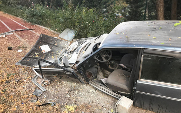 Kontrolden çıkan otomobil koşu parkına daldı