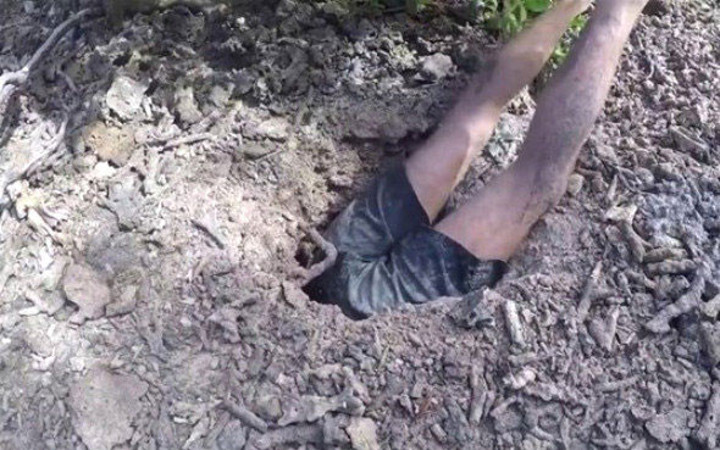 Sadece ayakları dışarıda kaldı içinden çıkardığı şeye bakın