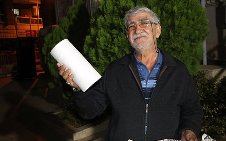 Dolandırıcıları kağıt peçete ile kandırdı