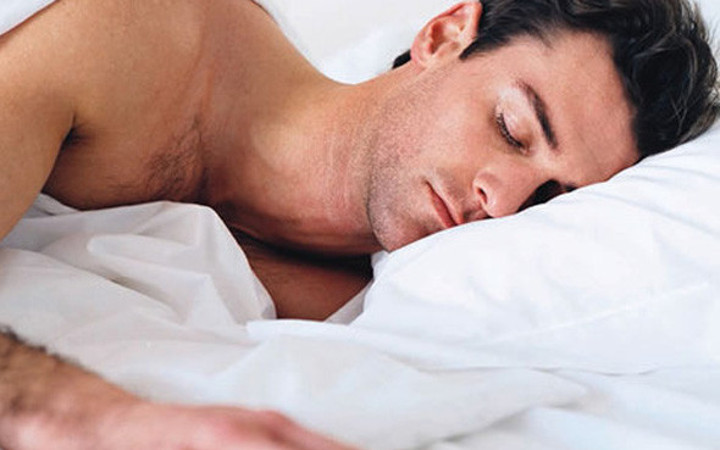 Böyle iş ilanı görülmedi! Erkekler yatağa girip...