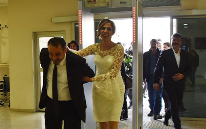 Damadı ters kelepçeyle nikah masasına götürdü