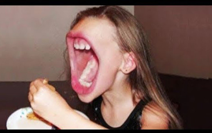 Bakan bir kez daha bakıyor genç kızın gözü ve burnu yok!