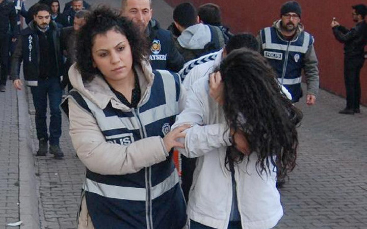 Böylesi görülmedi! Genç kız kendine aşık edip