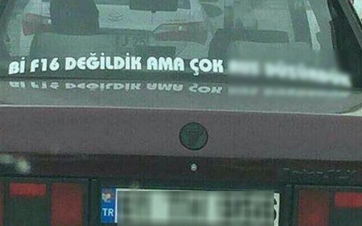 Aracının arkasına öyle bir şey yazdı ki gören bir daha baktı