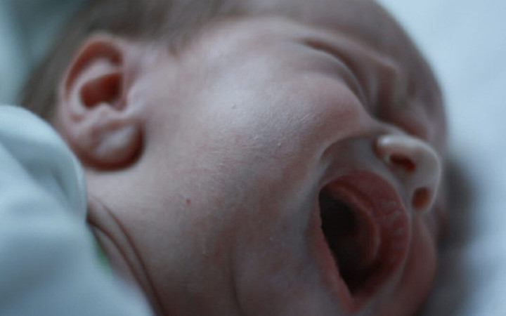 Bebeğinin yüzünde kırmızı benekler gördü kameradaki görüntüleri izleyince...