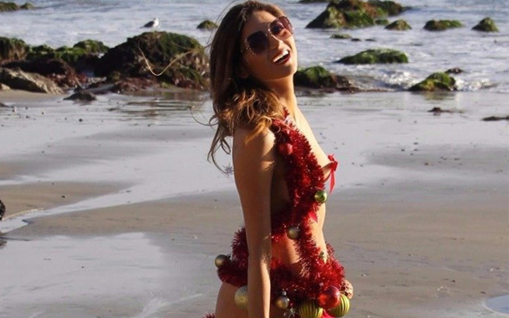 Yılbaşı ağacı olacağım dedi bir anda soyunmaya başladı