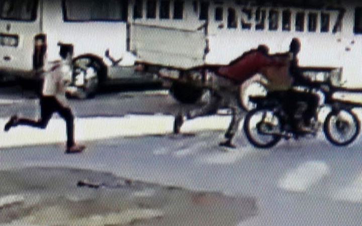 Kapkaççıları pişman eden kız! Kaptılar ama kaçamadılar