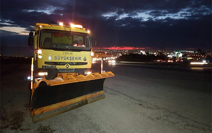 İstanbullular dikkat: Kar küreme araçları yollara indi!