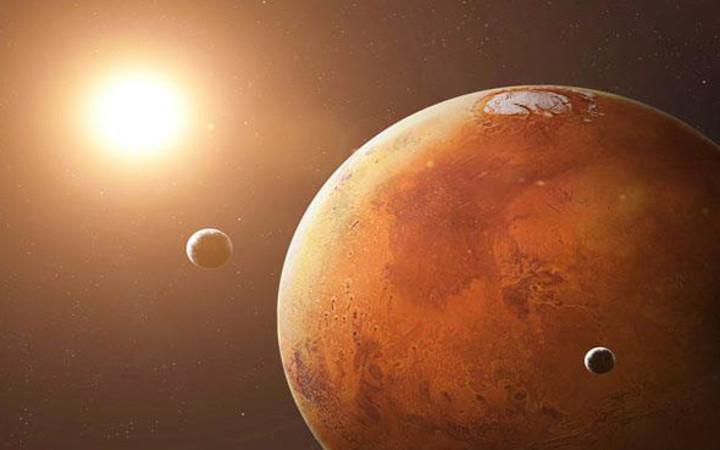 Mars'ı ziyaret ettiğini ve uzaylılarla konuştuğunu iddia etti