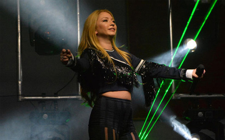 Ece Seçkin'e sahnede büyük şok neye uğradığını şaşırdı 