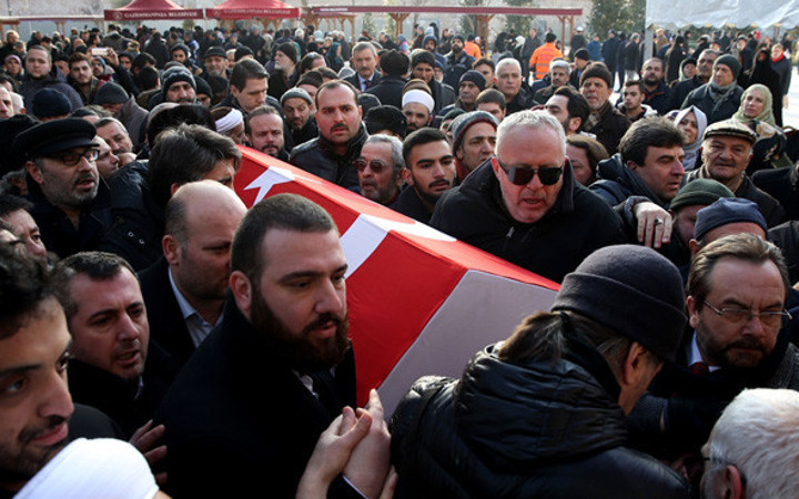Cenazesi bel hizasında taşındı! Sebebi bakın ne