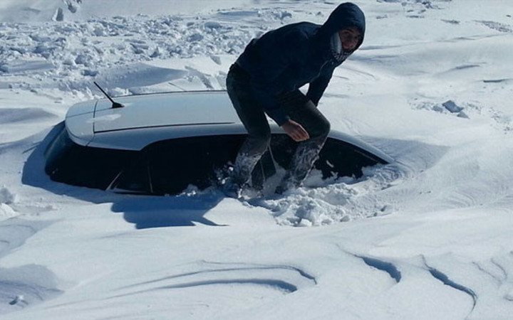 İnanılmaz manzara! 14 saat karda mahsur kaldı