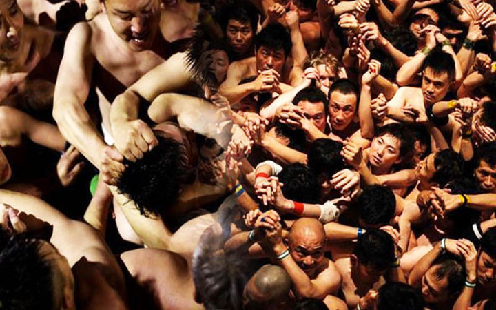 Akıl sır ermiyor! Dondurucu soğukta çırıl çıplak soyunup...