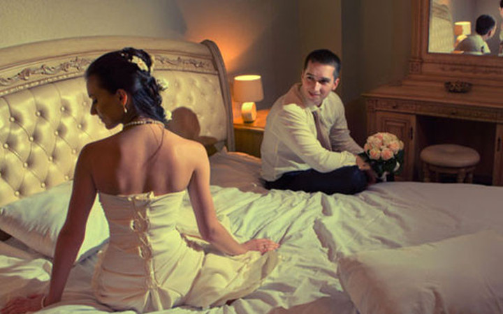 Gerdek gecesinde herkes onları izliyor nedeni de...