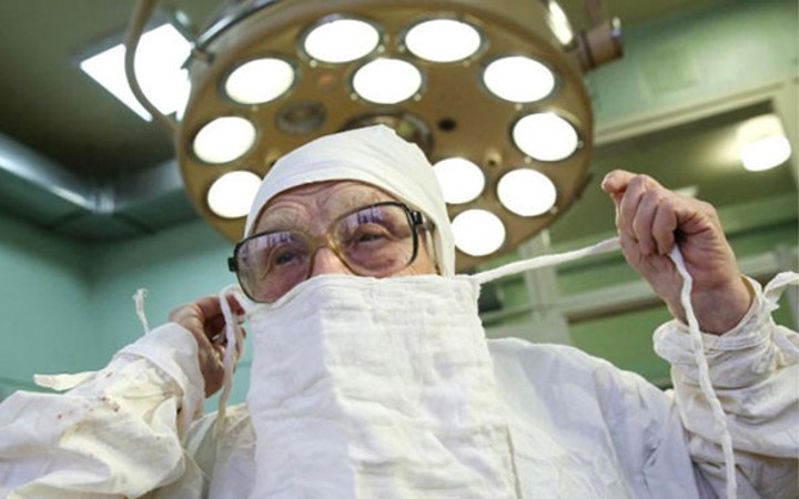 89 yaşında hala ameliyat ediyor yok böyle doktor