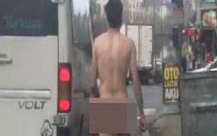 Çıplak vatandaş sokakları karıştırdı gören...