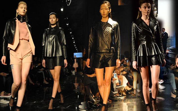 Büyük rezillik! Salavat eşliğinde transparan defile