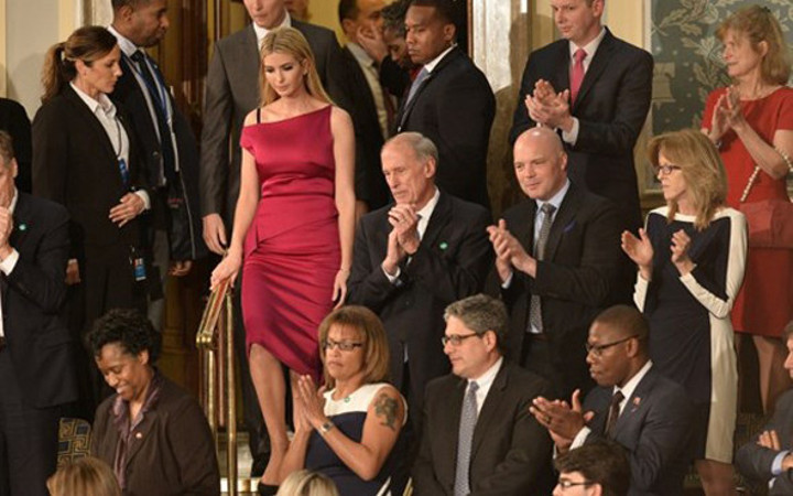 Elbisesi ' ciddiyetsiz' bulundu