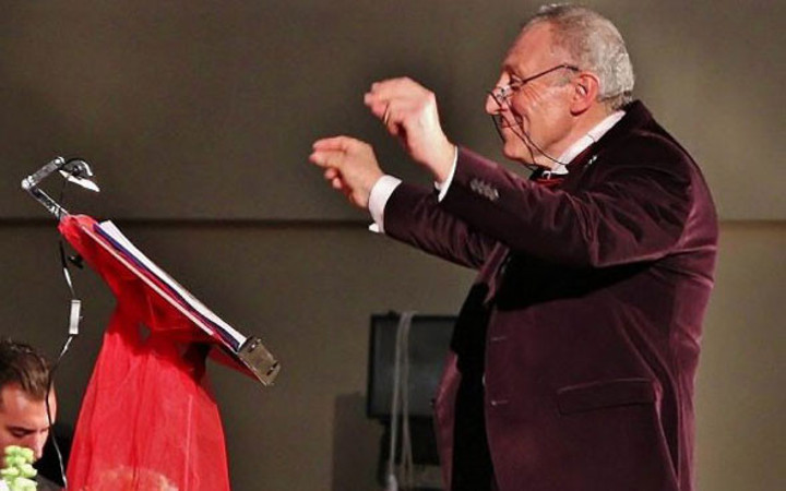  Şef yönettiği koroyu bırakıp göbek atmaya başladı!