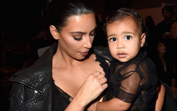 Kim Kardashian kızına ruj sürdü tepkileri çekti