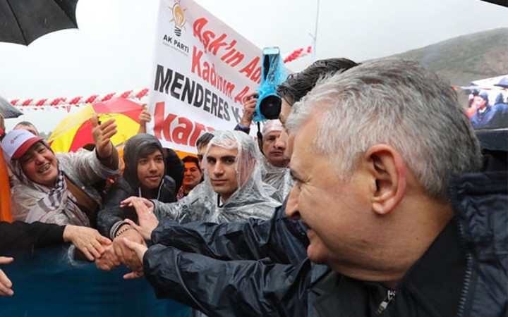 Binali Yıldırım'a İzmir'de yağmura rağmen yoğun karşılama