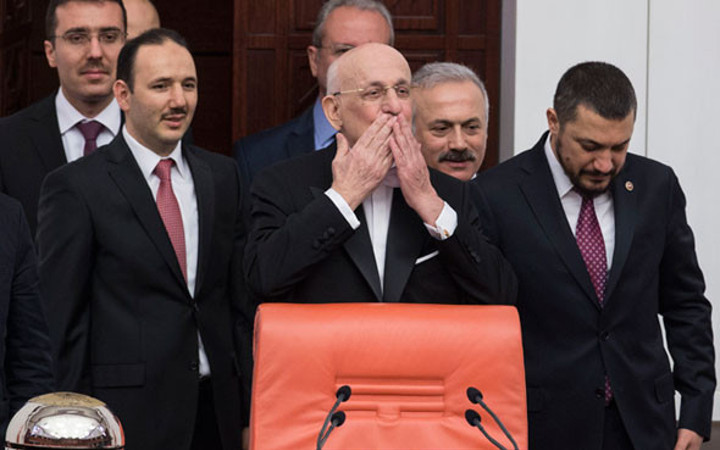 İsmail Kahraman 2 ay aradan sonra Meclis'e böyle geldi