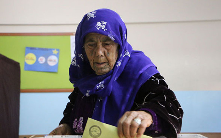 Türkiye yeni anayasayı oyluyor! Sandık başından kareler 