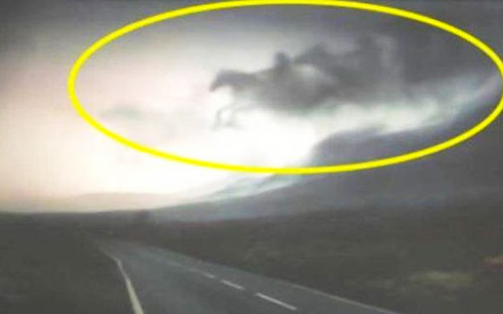 Bu inanılmaz görüntü bir anda gökyüzünde belirdi ve...