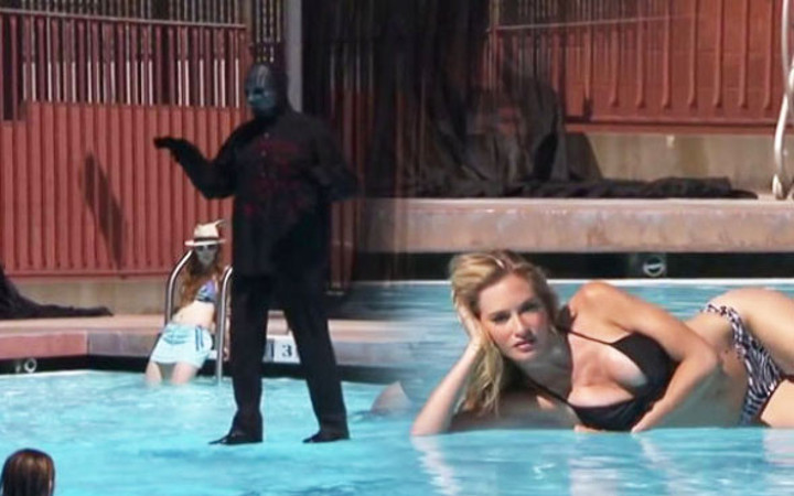 Maskeli sihirbaz hileleri gösterdi suyun üzerinde nasıl yürüyor?