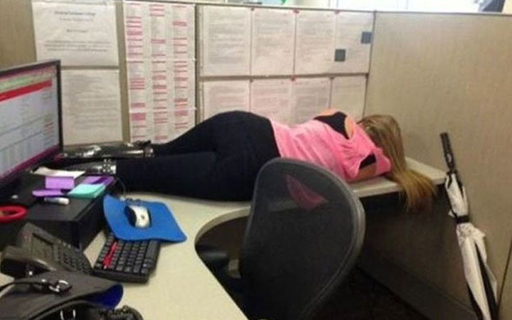 İşi gücü bıraktı ofisin ortasında yaptığı harekete bakın olay oldu