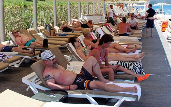 Bu yaz turist gelmez dediler ama akın akın Antalya'dalar!