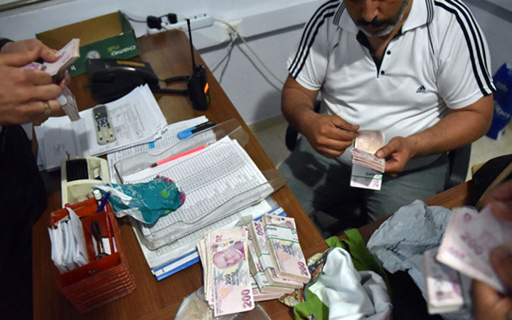 Yaşlı kadının otobüste unuttuğu çantadan çıkanlar şaşkına çevirdi