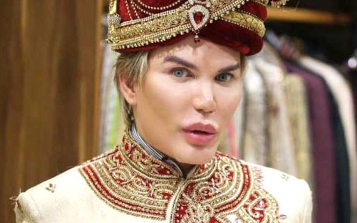 Oyuncak bebek Ken'e benzemek için yapmadığı şey kalmadı!