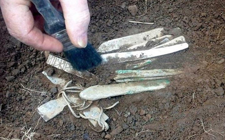 Bulduğu tarihi eserler zengi etti