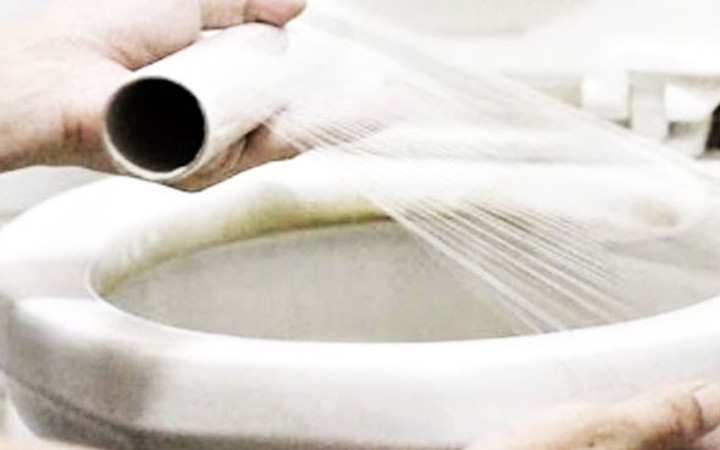 Klozete streç film gerdi ve öyle bir şey yaptı ki...