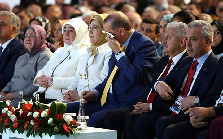Cumhurbaşkanı Erdoğan gözyaşlarına boğuldu!