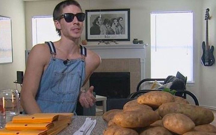 Yemek yerken aklına geldi şimdi paraya para demiyor