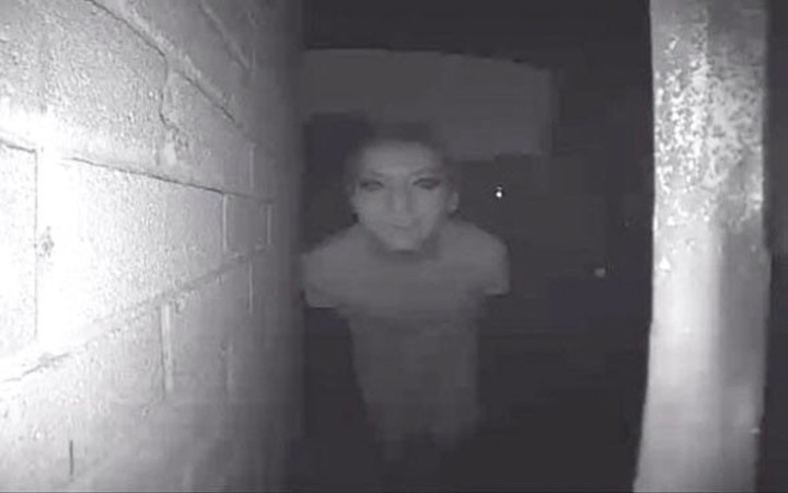 Kapının deliğinden baktı bu görüntüyü gördü ama sonrası fena!